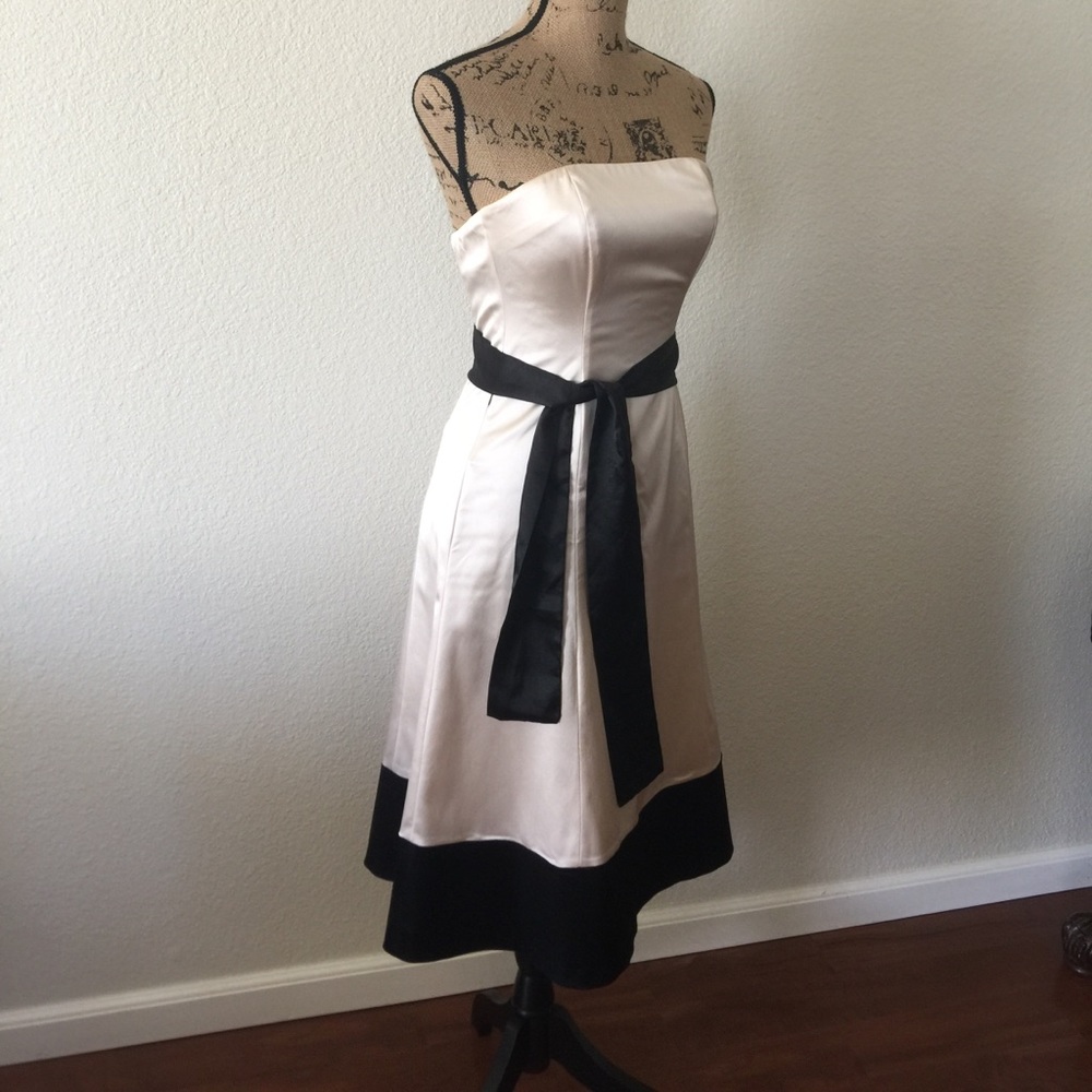 Beautiful dress. Like new. Good for XS.